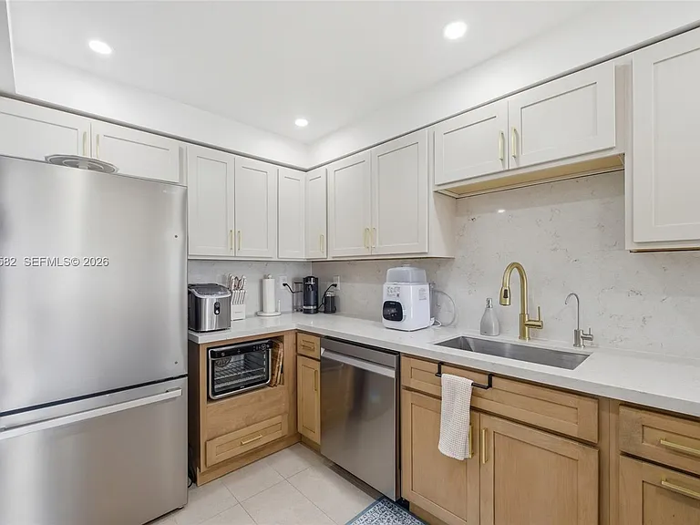 17800 Atlantic Blvd #Penthouse 3 — Photo 18