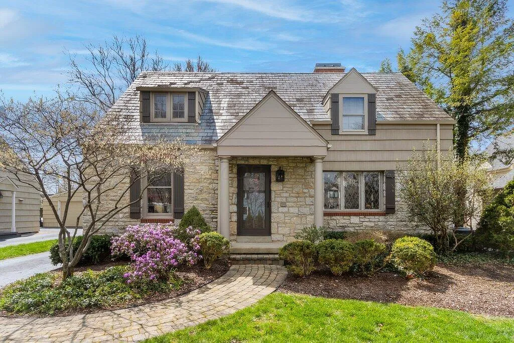 1851 Collingswood Rd photo 1