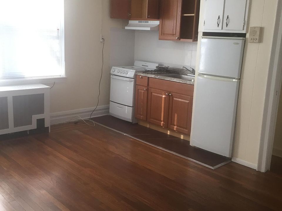2nd image of 15015 Sanford Ave #3T