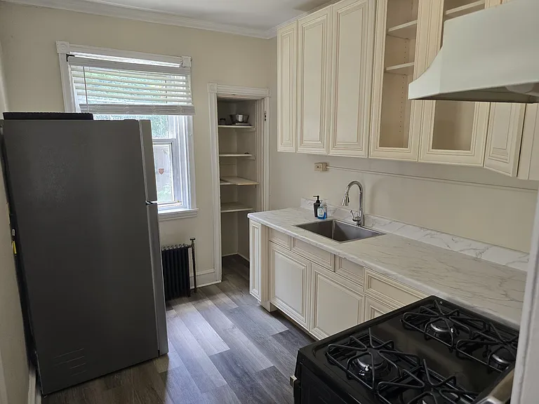 610 W 20th St #1 — Photo 3