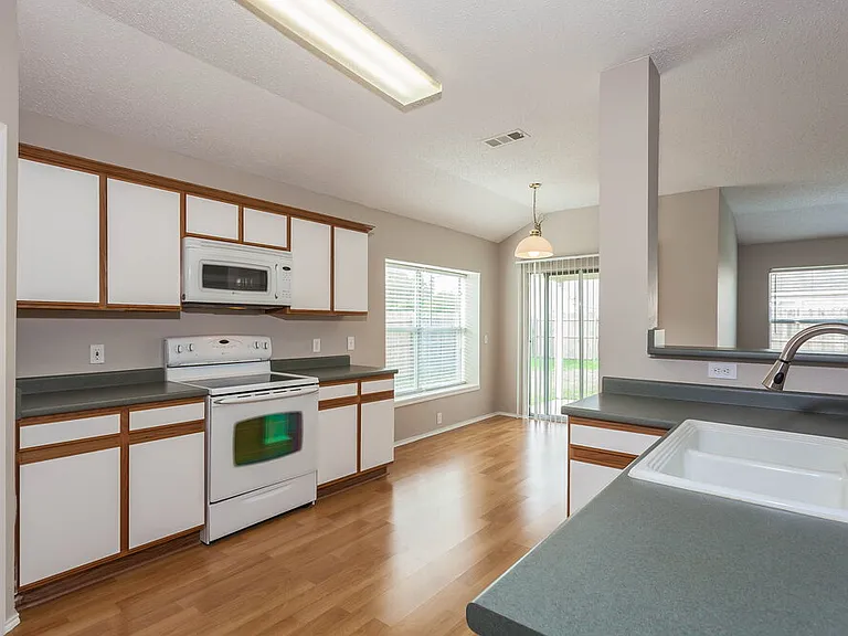 1100 Greenbend Dr — Photo 6
