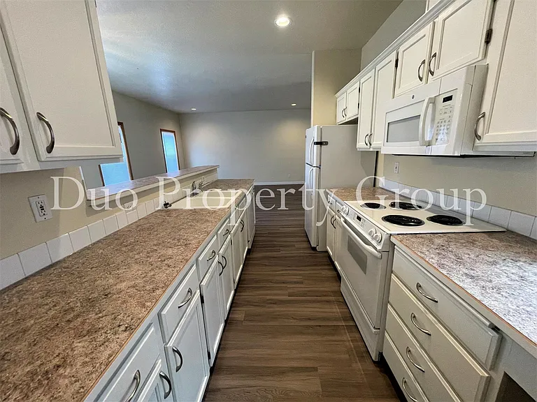 610 S 41st Ct — Photo 8