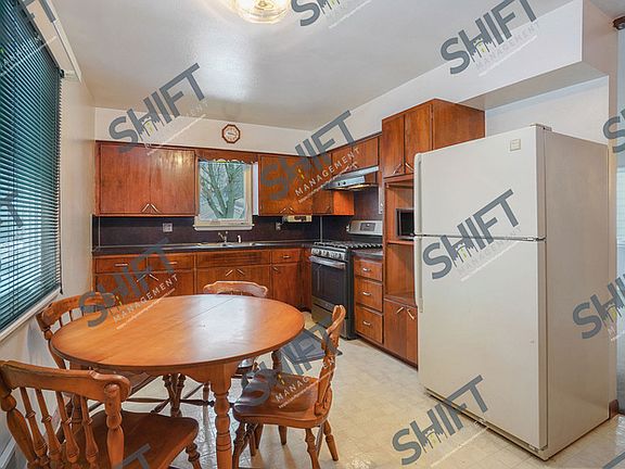 5th image of 853 Carrier Creek Blvd NE
