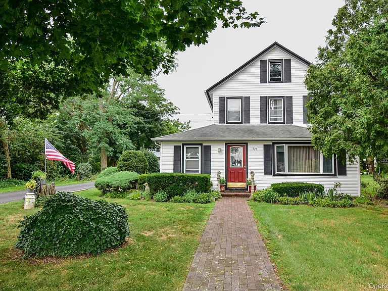 376 Terryville Rd — Photo 2
