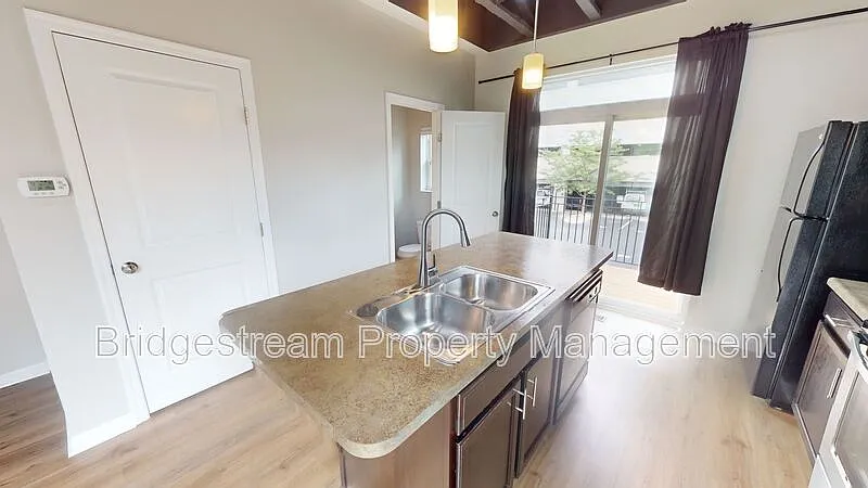 2 bed, 1.5 bath, 1216 sqft, $2,095 — Photo 4