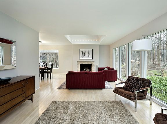 3rd image of 406 Greenbriar Ln