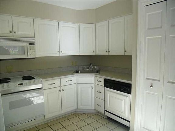 5th image of 667 Robinwood Dr APT A