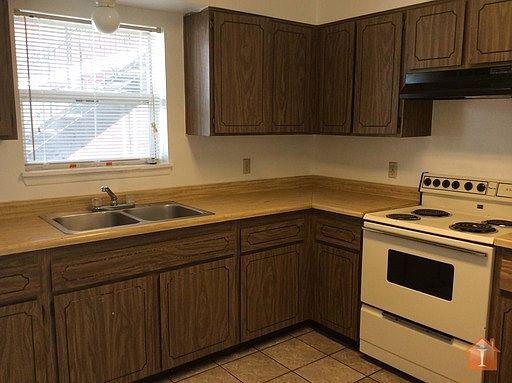 5th image of 313 W Sycamore Ave Spc 6