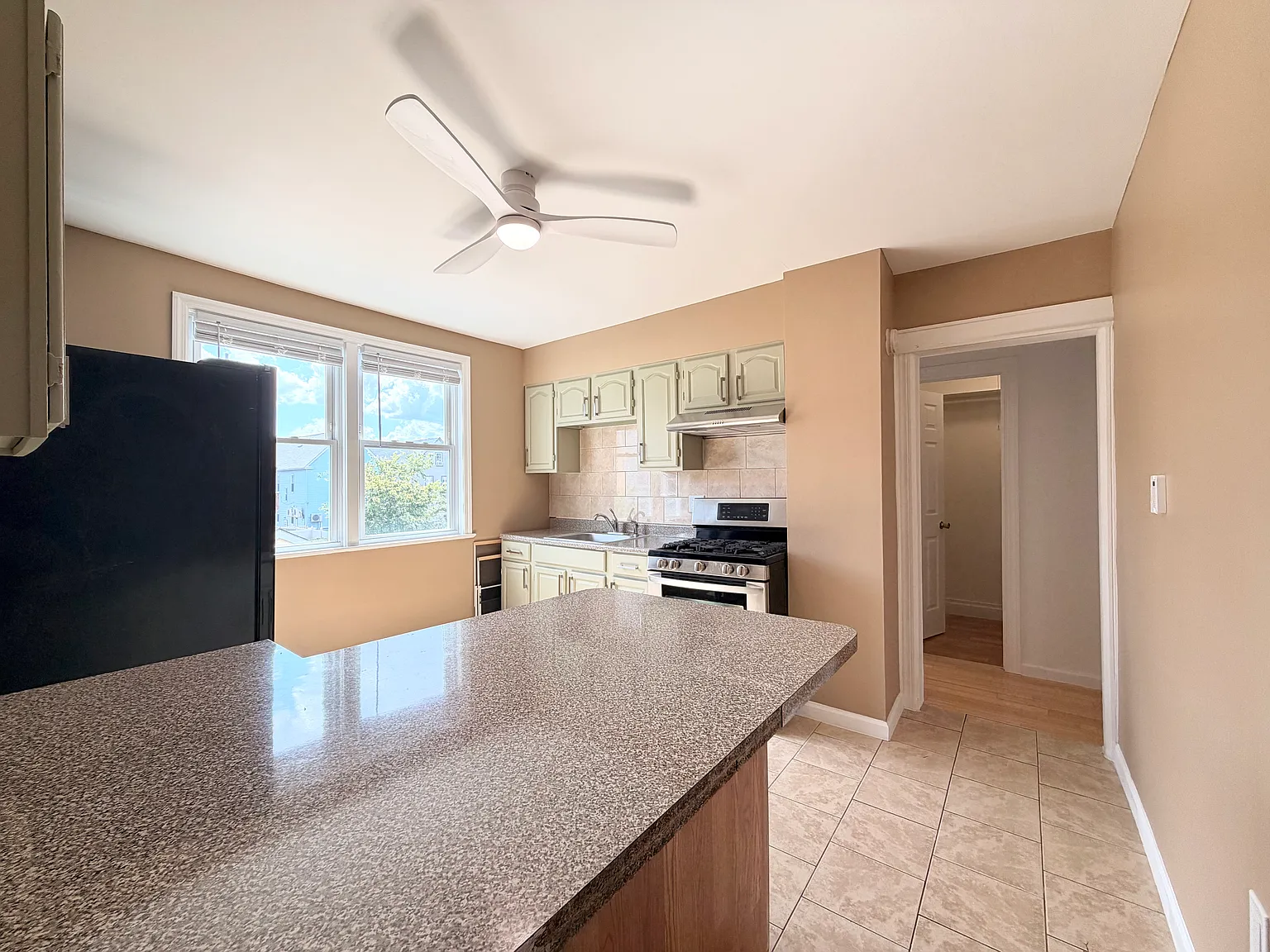 4 bed, 1.5 bath, $3,200 — Photo 3
