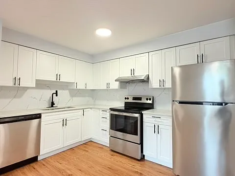 1989 Wyandotte St W #201 — Photo 4