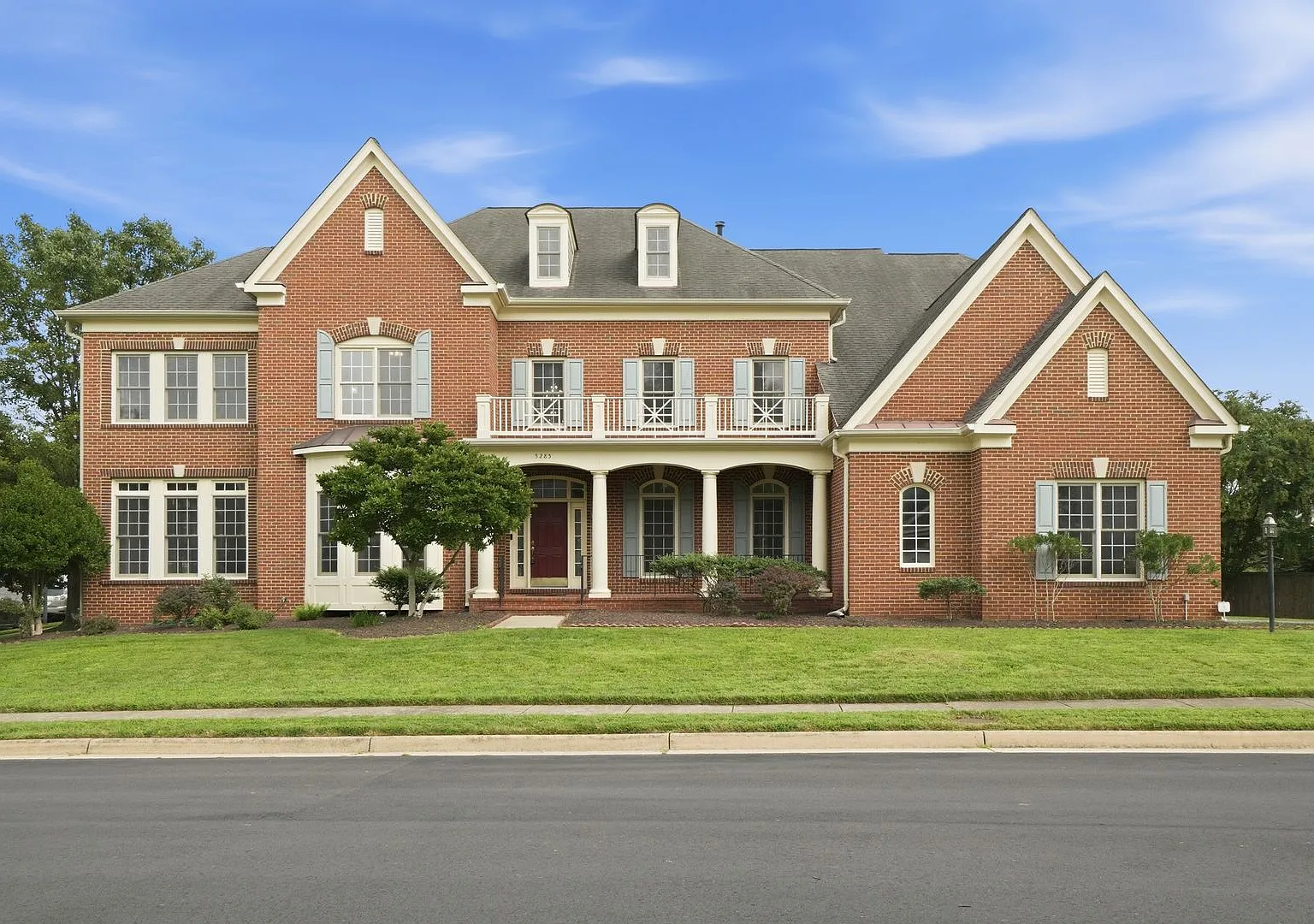 This impressive home combines elegance, comfort, and everyday convenience. — Photo 1