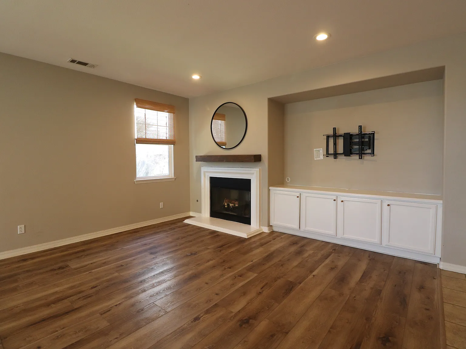 4 bed, 2100 sqft, $4,250 — Photo 3