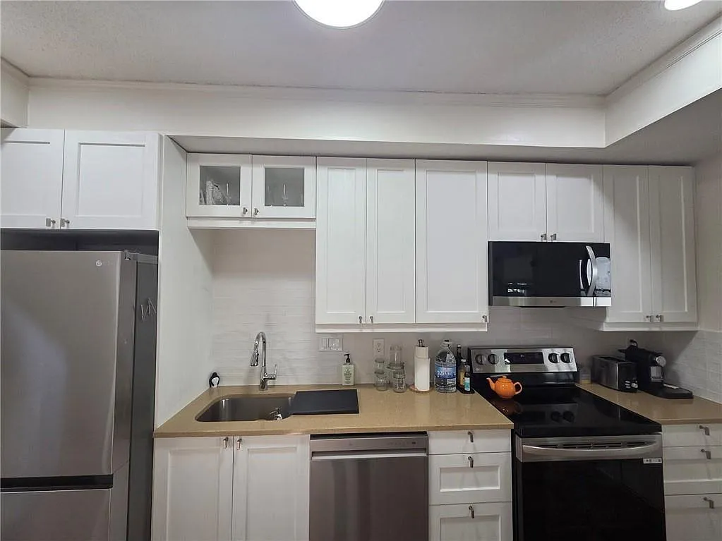 3 bed, 2.0 bath, 998 sqft, $2,550 — Photo 4