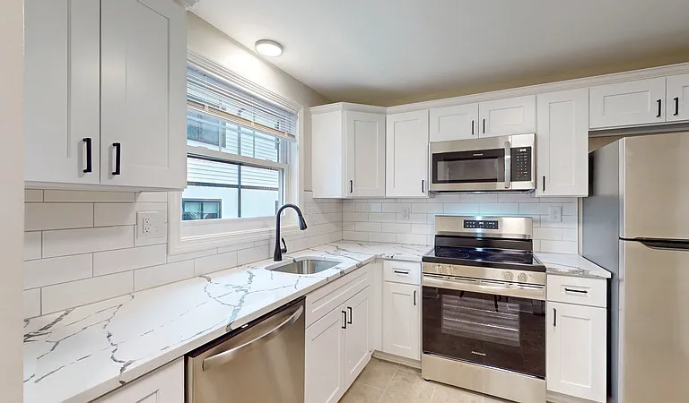 569 Center St — Photo 2