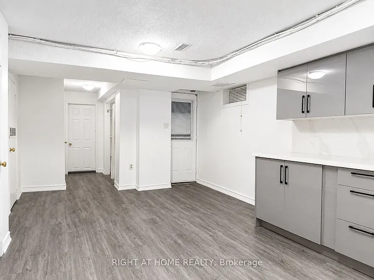 380 Lansdowne Ave #BASEMENT — Photo 4