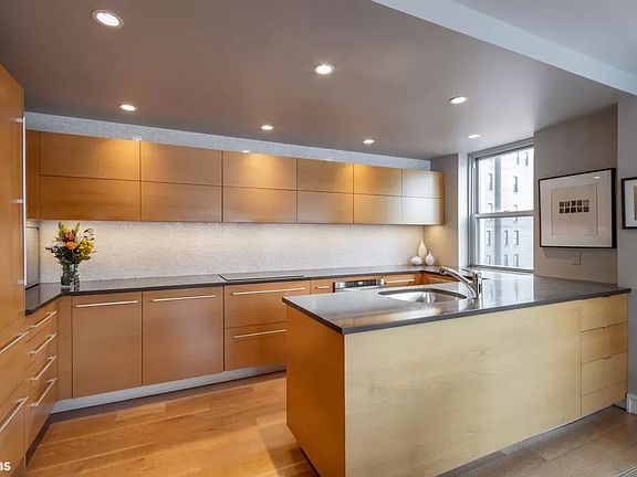 3rd image of 116 E 66th St #12B