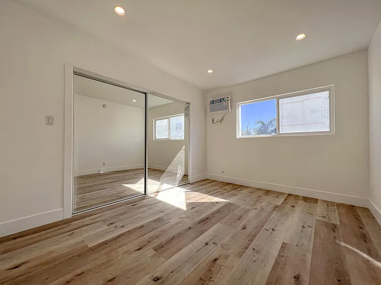 1613 Barry Ave #5 — Photo 7