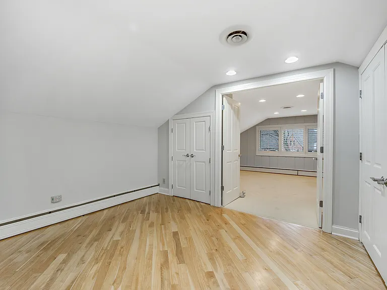 120 E 8th St — Photo 16