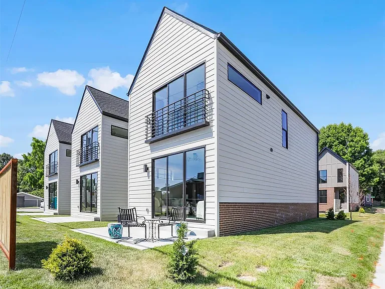 230 E Schwarz St — Photo 16