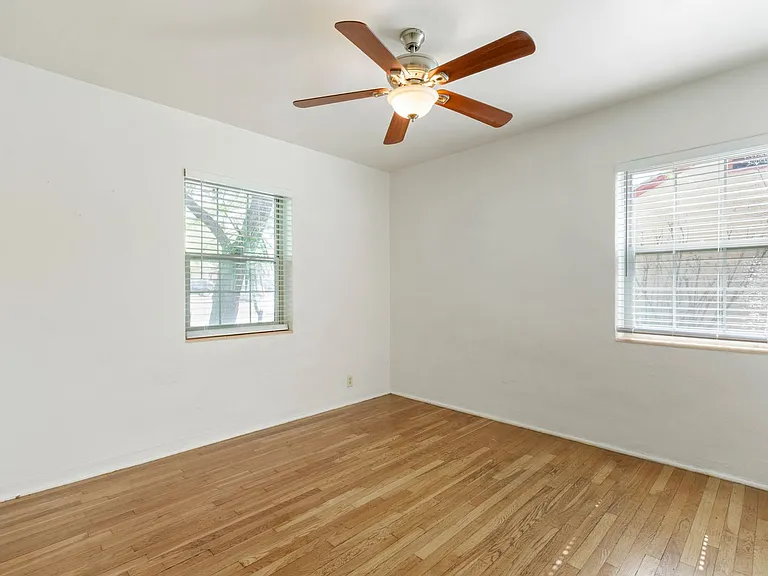 1121 E 9th St #1 — Photo 8