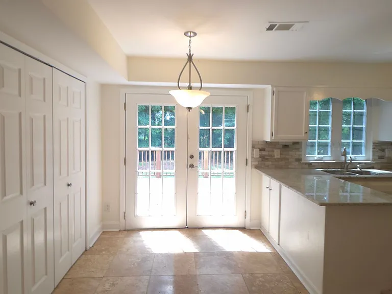 190 Barrington Dr E — Photo 5