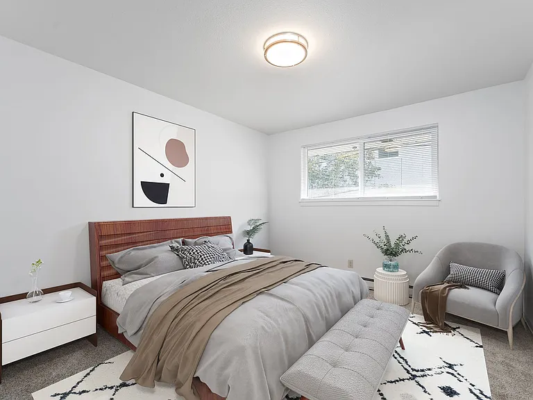 913 Harrington Ave NE — Photo 5