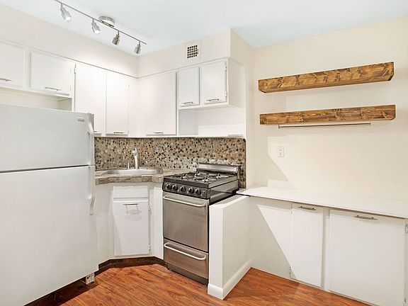 3rd image of 211 Thompson St