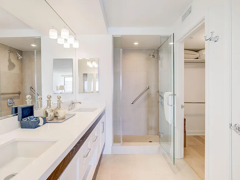 Spacious bathroom