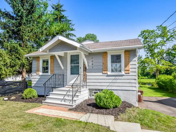 1087 Portage Lakes Dr, Akron, OH 44319