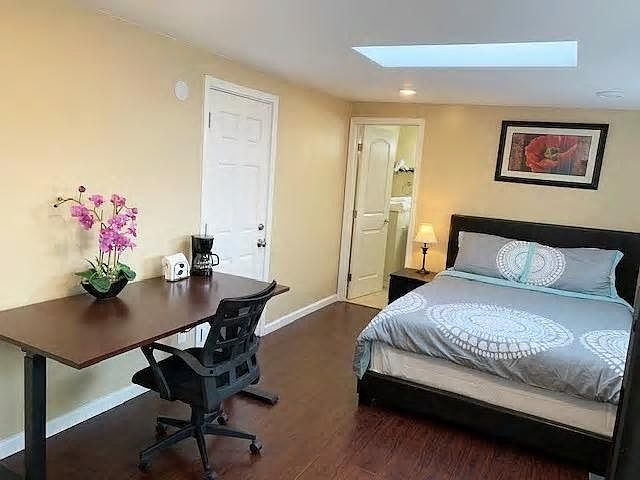 This trendy studio has everything you need to ensure you have a delightful stay including a brand new Queen size bed, a separate work area, a mini refrigerator, microwave and coffee maker.