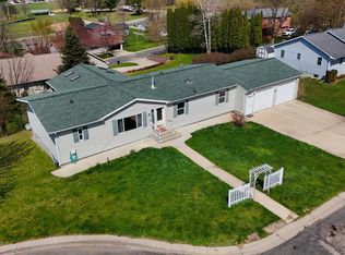 327 Parkside Dr SE, Preston, MN 55965