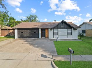 421 Parkvale Ln, Grand Prairie, TX 75052