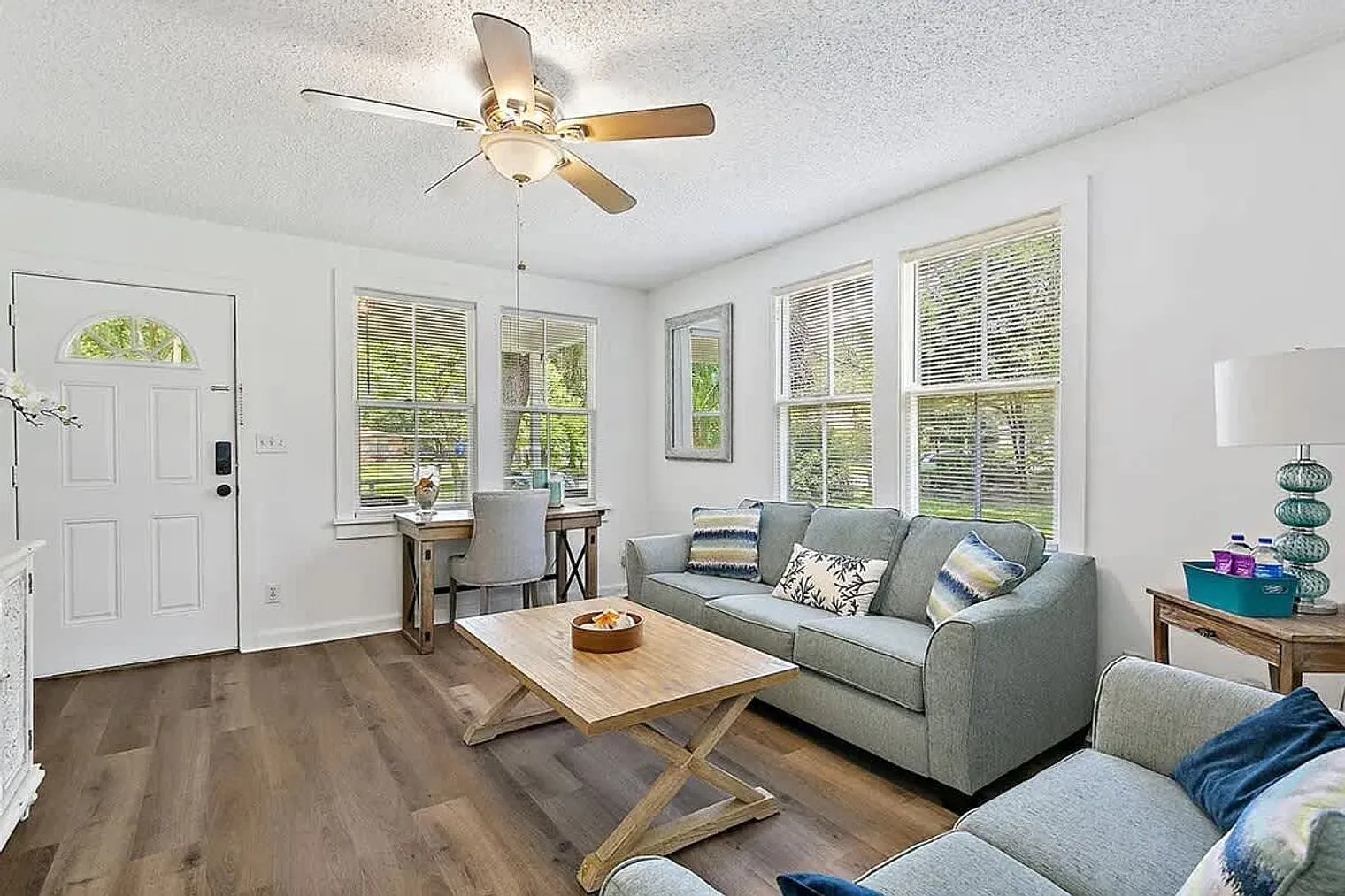 3 bed, 1.0 bath, 828 sqft, $1,455 — Photo 2