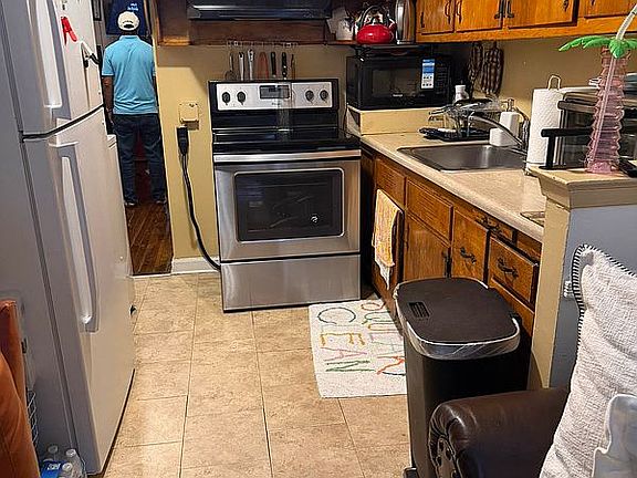 3rd image of 1130 E 100th St
