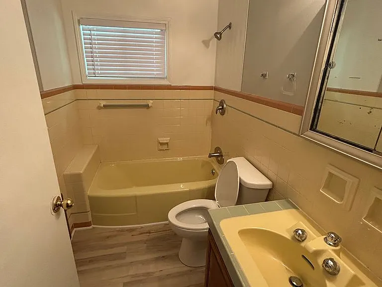 1824 E Kanesville Blvd — Photo 14