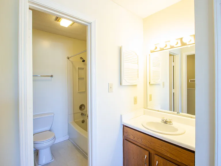 976 S Clarizz Blvd — Photo 8