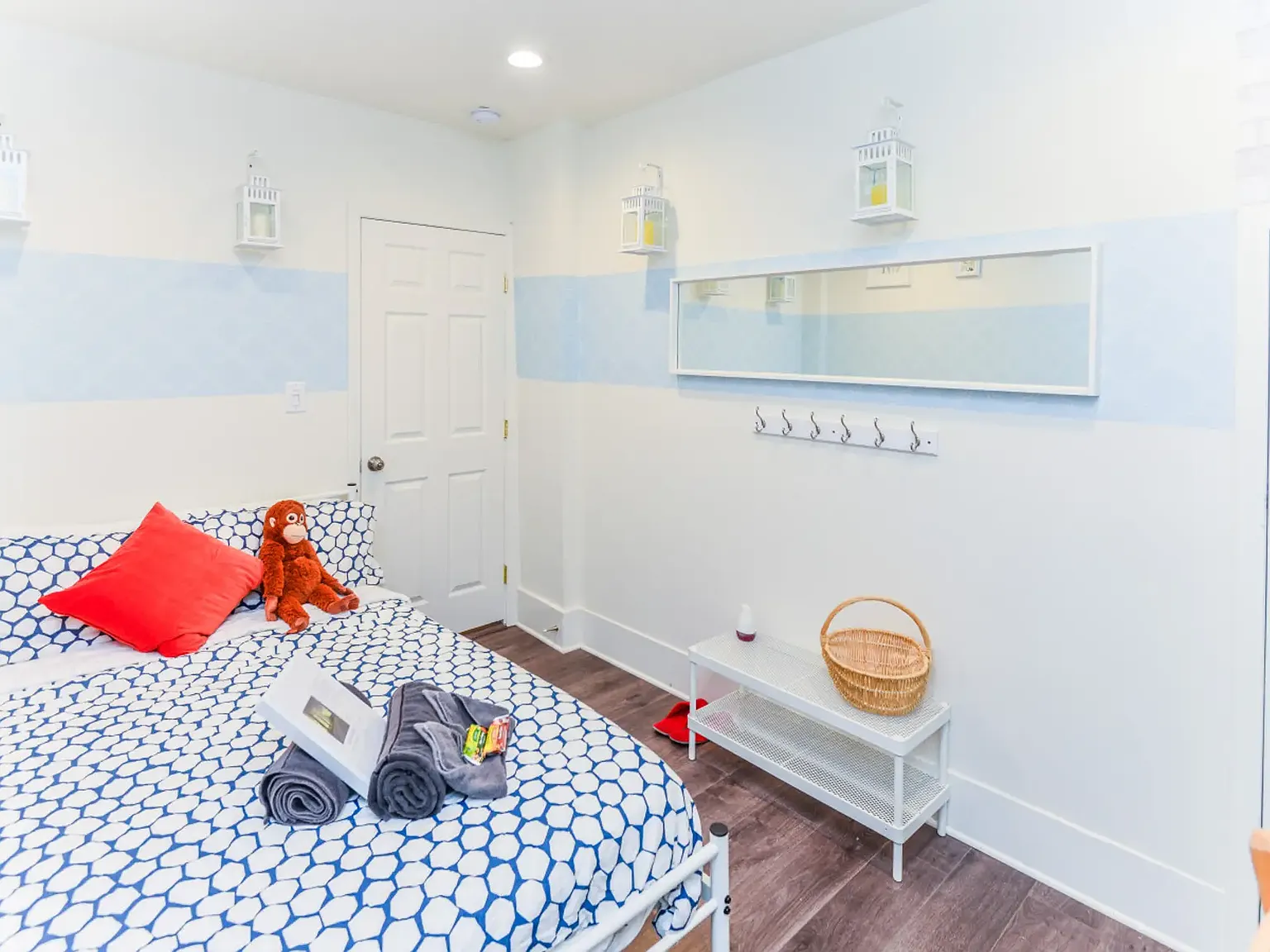 6 bed, 100 sqft, $1,300 — Photo 2