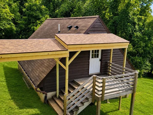 12 Stecher Ct #B, Linden, VA 22642