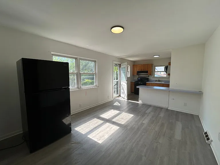 77 Wise Ave — Photo 6