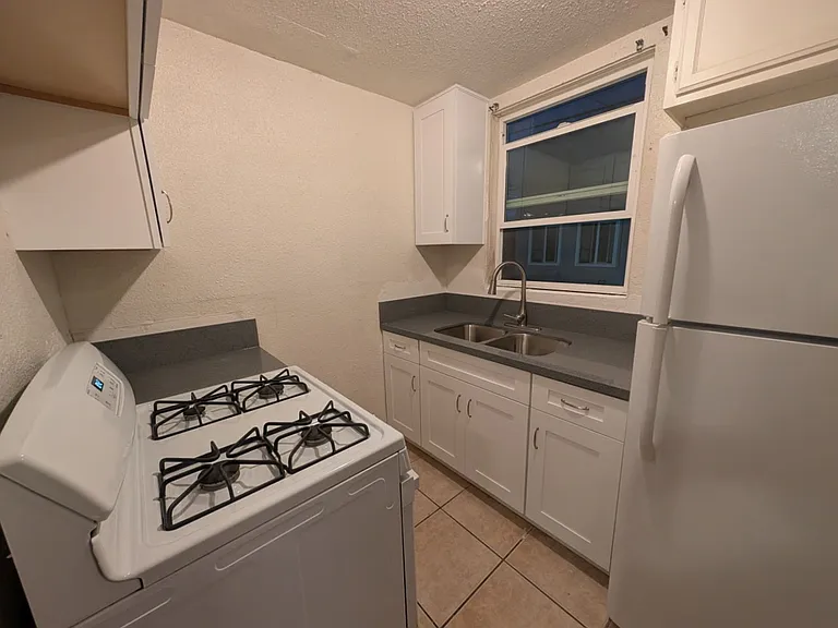 2771 1/2 Glenwood Pl — Photo 6