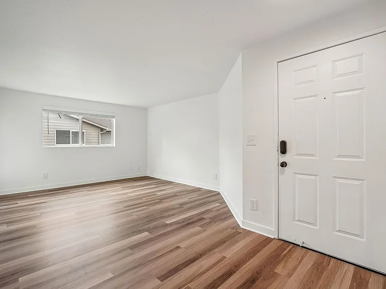 The Arch - Apartments & Townhomes — Photo 9