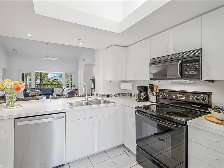 433 2nd St S #B-202 — Photo 16