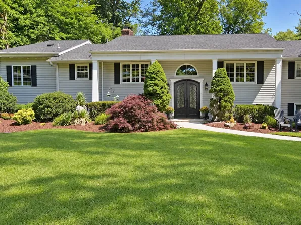 12 Heather Hill Ln, Woodcliff Lake, NJ 07677