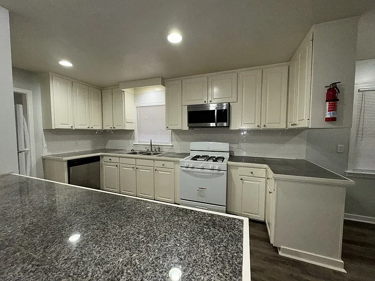 304 Colonial Cir — Photo 4