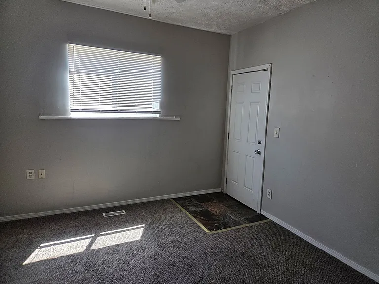 1008 W 1st St — Photo 11