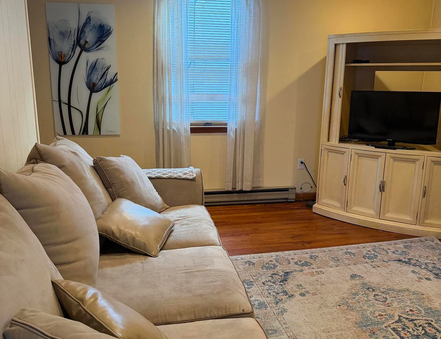 3 bed, 1.0 bath, 873 sqft, $1,900 — Photo 2