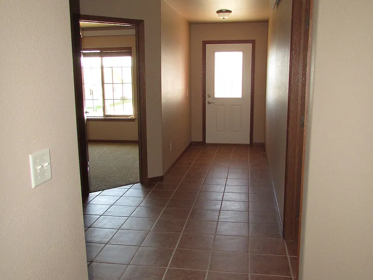 415 Sapphire Ln — Photo 2