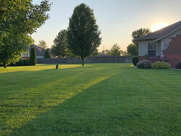 Large side yard 