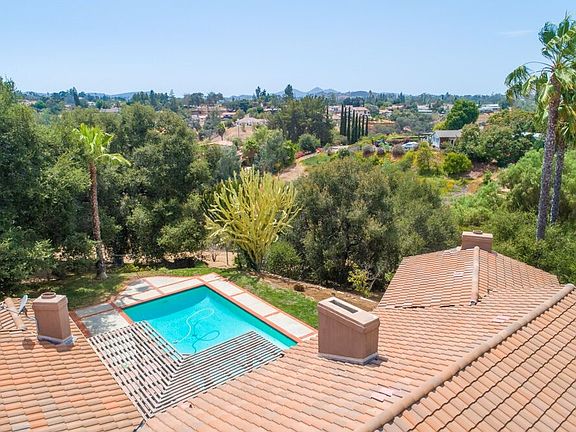 4th image of 2385 Royal Crest Dr