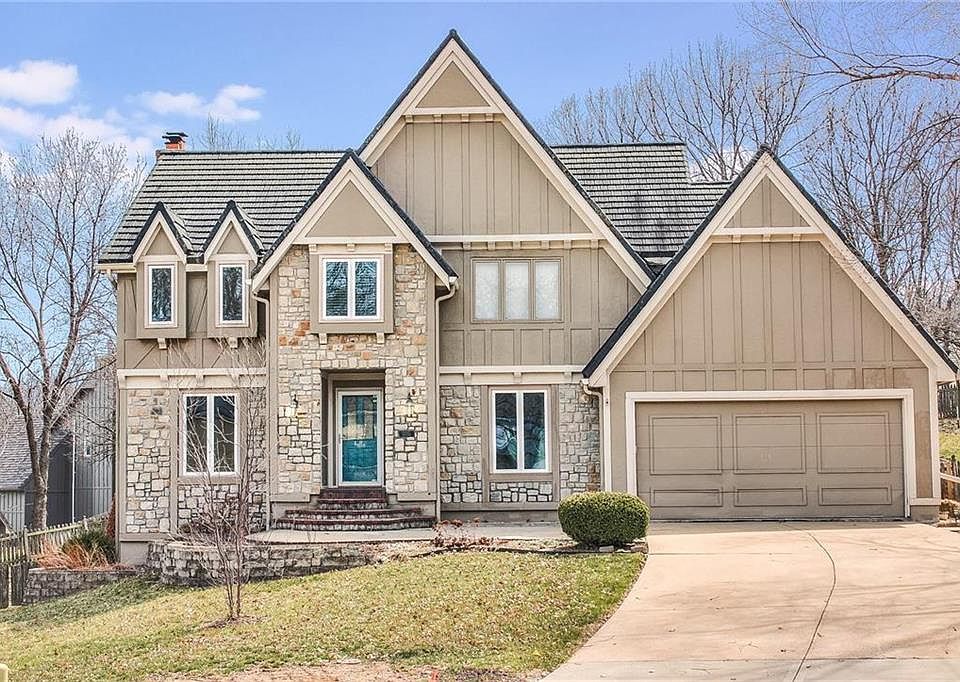1st image of 315 NE Wicklow Ct